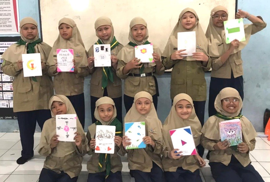Mugres Life Latih Kreativitas Visual Murid Lewat Kegiatan Menyampul Buku