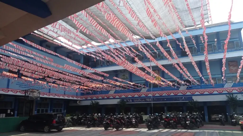 Langit-langit SMA Muhiba Meriah dengan Hiasan Bendera Plastik