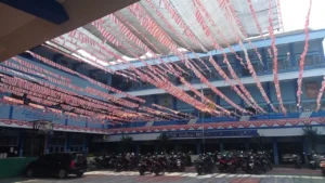 Langit-langit SMA Muhiba Meriah dengan Hiasan Bendera Plastik