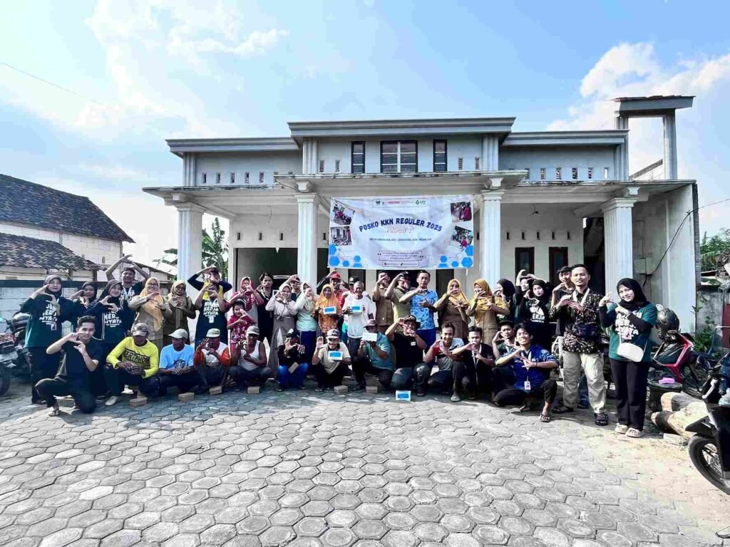 Mahasiswa KKN UM Surabaya Gandeng Penyuluh Pertanian, Edukasi Petani Desa Sawahan Lawan Hama Tikus