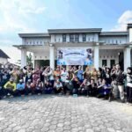 Mahasiswa KKN UM Surabaya Gandeng Penyuluh Pertanian, Edukasi Petani Desa Sawahan Lawan Hama Tikus