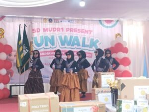 Kece Kenakan Kacamata Hitam, Tim Tari SD MUDRI Persembahkan Tari Angguk Jos di Fun Walk HUT ke-80 RI