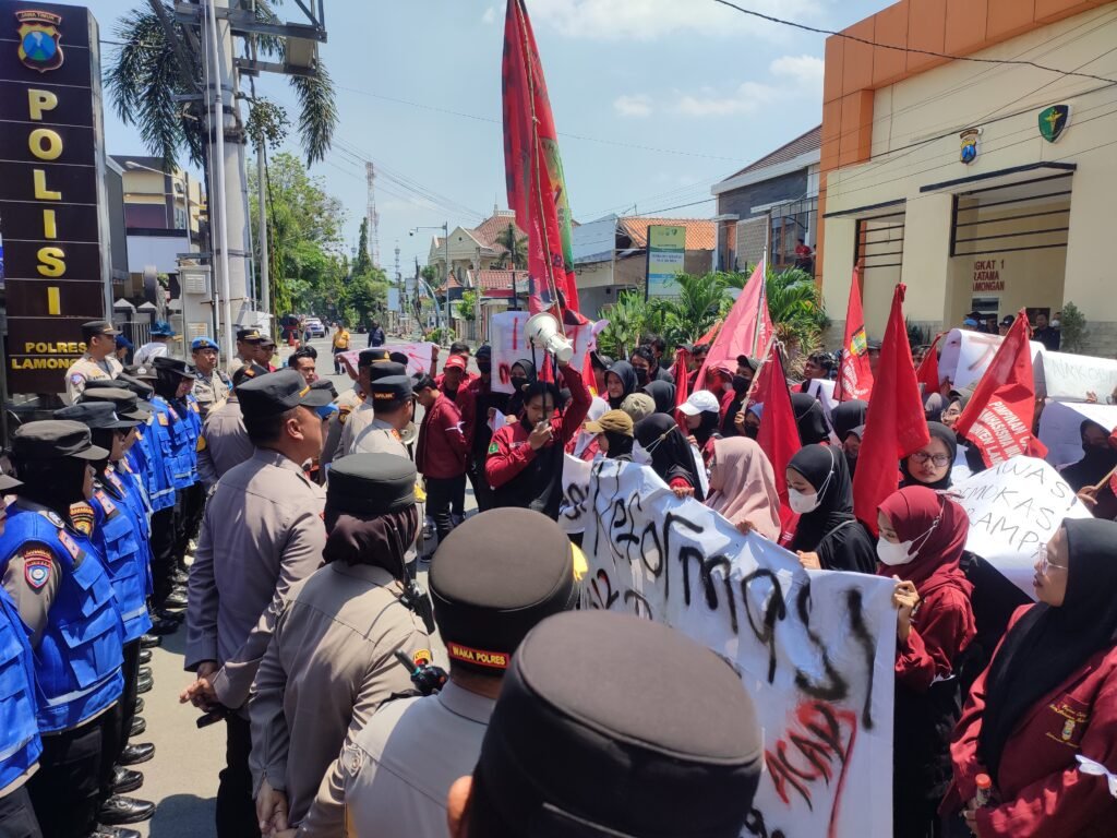 IMM Lamongan Gelar Aksi Damai Tolak Tunjangan Dewan dan Represi Aparat