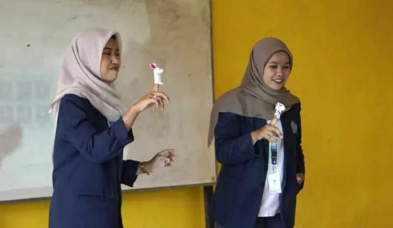Belajar Jadi Seru, Mahasiswa KKN UMG Gelar Smart English Corner di SDN 143 Gresik
