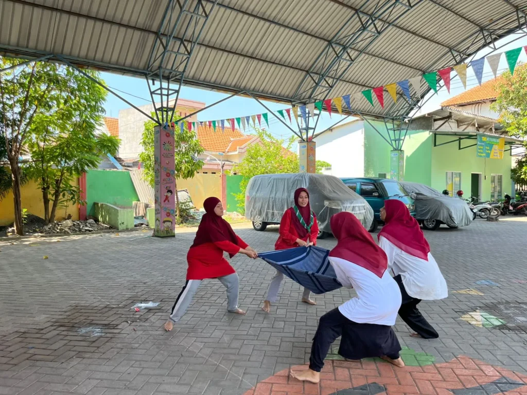 Semarak HUT RI di Ababe School: Ustadzah Tunjukkan Kekompakan dalam Lomba