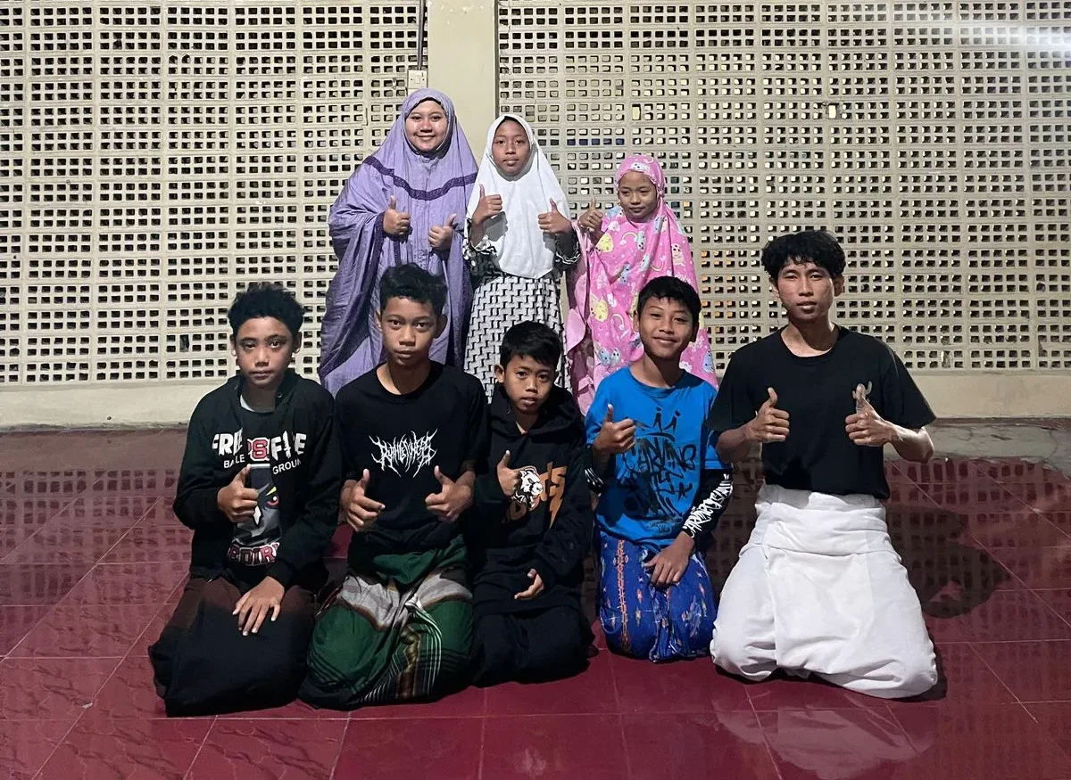 Mahasiswa KKN Kelompok 14 UM Surabaya Rutin Mengajar Ngaji Anak di TPQ Masjid At-Taqwa Jowinong