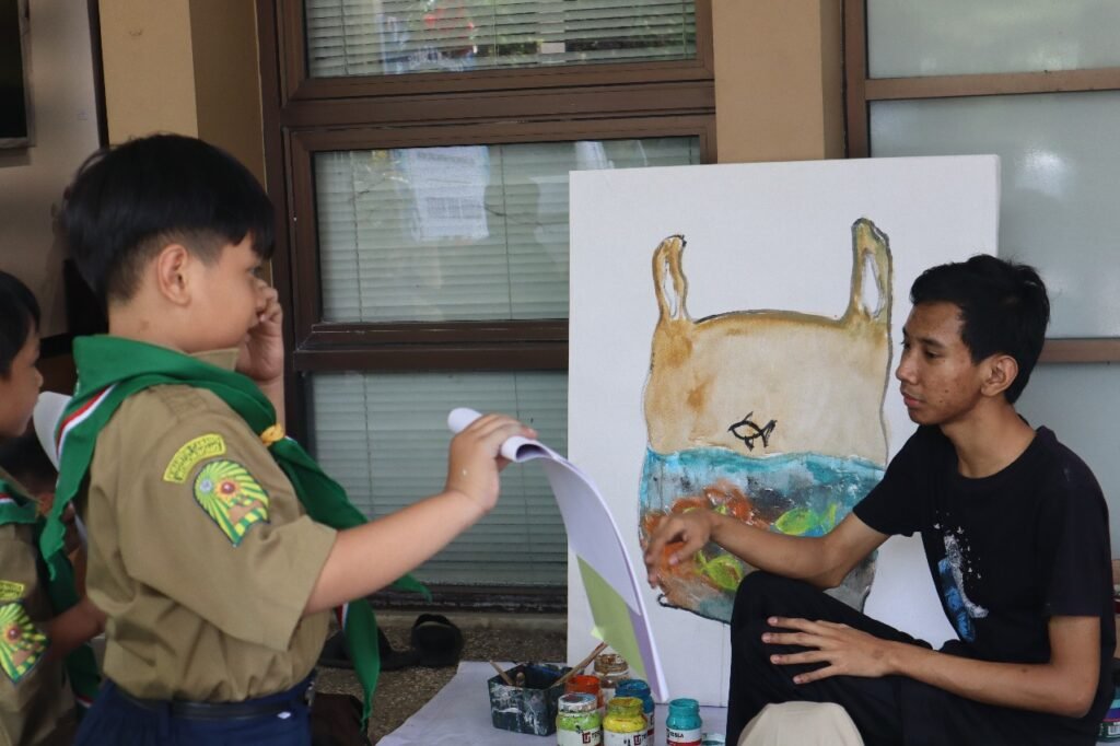 Siswa Sekolah Inovatif Jagir Belajar Lukisan di Kelas Kolaborasi