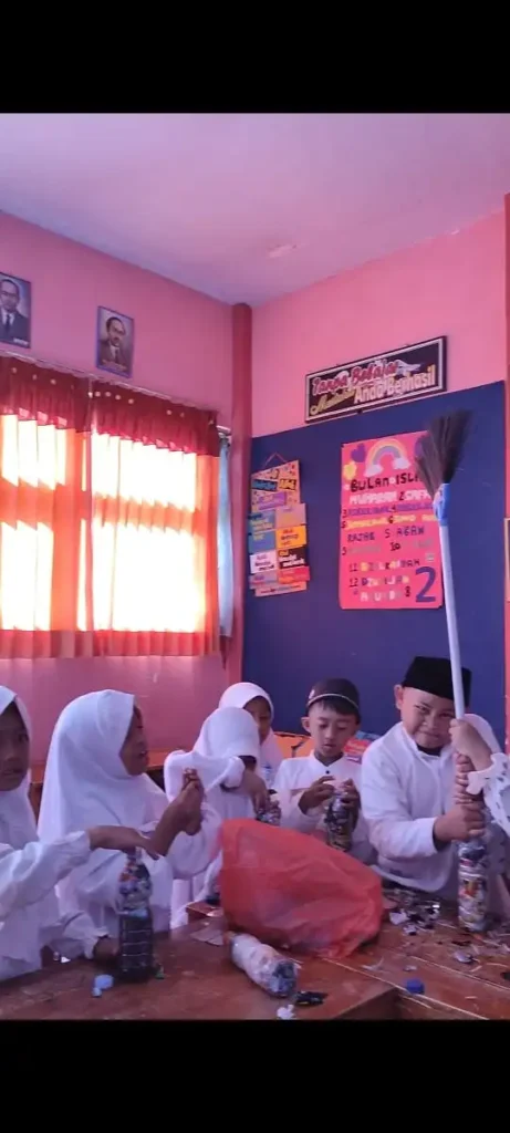 Brickreatif: Mahasiswa UMM Ajak Siswa SDN 4 Pandesari Kelola Sampah Plastik dengan Ecobrick