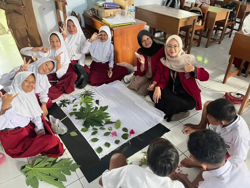 Mahasiswa KKN Kelompol 25 UM Surabaya Kenalkan Ecoprint kepada Siswa SDN 1 Gondang Kulon