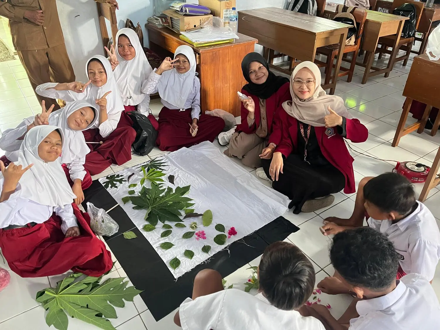 Mahasiswa KKN Kelompol 25 UM Surabaya Kenalkan Ecoprint kepada Siswa SDN 1 Gondang Kulon