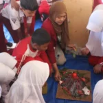 Kreatif! Mahasiswa KKN UMSurabaya Ajak Siswa SDN Kembangbelor Belajar Gunung Meletus Lewat Simulasi Seru