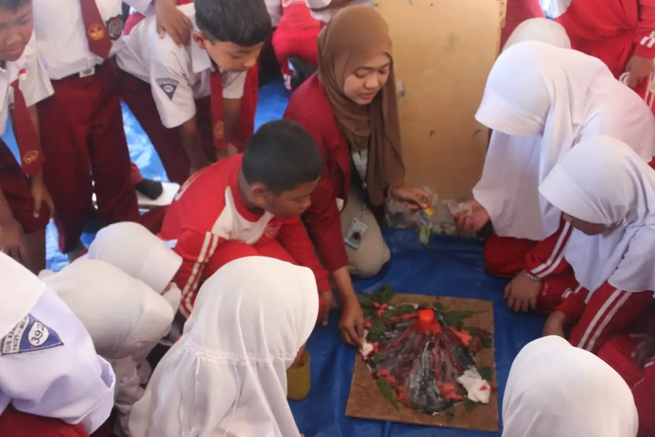 Kreatif! Mahasiswa KKN UMSurabaya Ajak Siswa SDN Kembangbelor Belajar Gunung Meletus Lewat Simulasi Seru