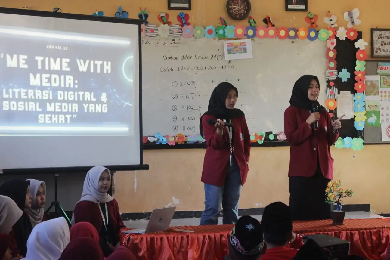 Edukasi Literasi Digital Mahasiswa KKN Kelompok 12 UMSurabaya: Bijak Gunakan Media Sosial