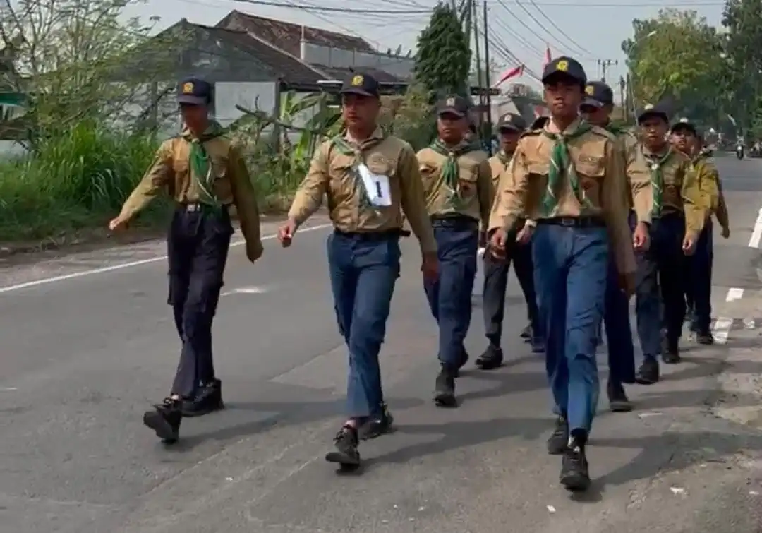 Tim Gerak Jalan Putra SMP Muhammadiyah 22 Mantup Raih Juara 3 HUT ke-80 RI