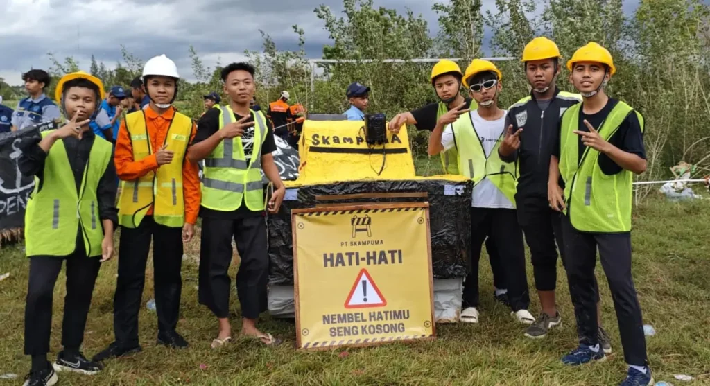 Menilik Kreativitas Siswa Kelas 10 TKJ SMK Muhammadiyah 10 Mantup di Karnaval HUT ke-80 RI