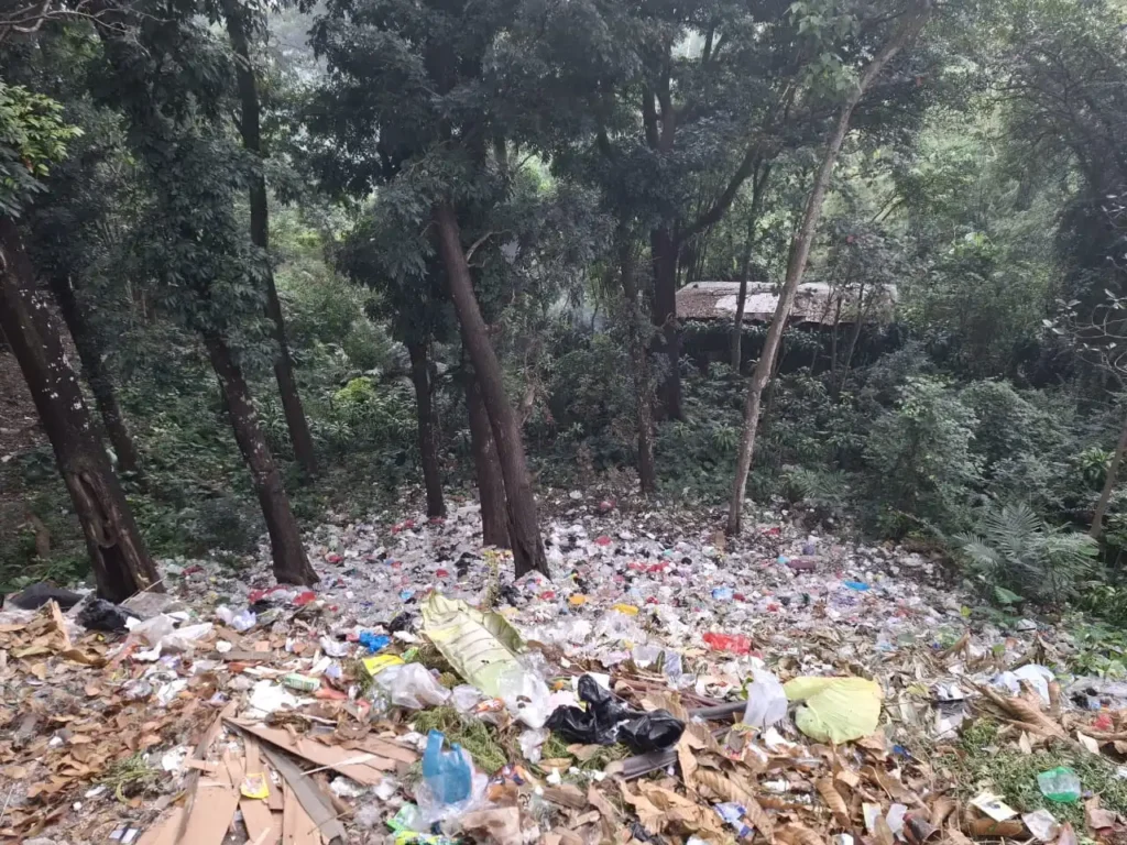 KKN Kelompok 18 UM Surabaya Gagas Kerja Bakti di Dusun Rekesan Prigen Pasuruan