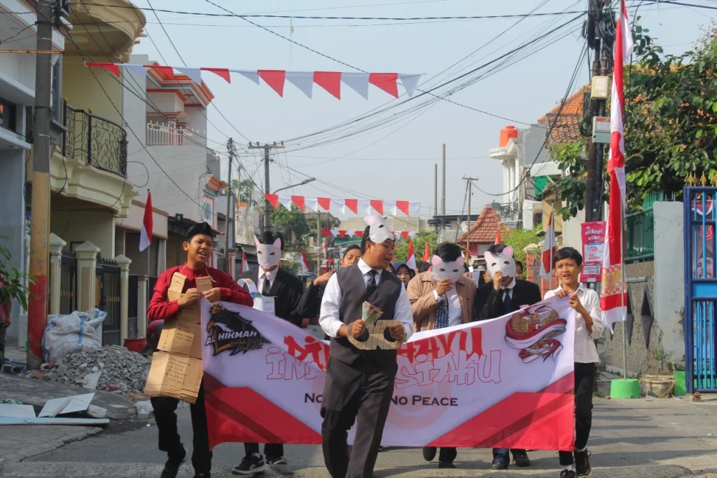 Dari Batik, kebaya hingga “Tikus Makan Uang Rakyat”: Kirab Kemerdekaan di SMP Muhammadiyah 7 Surabaya