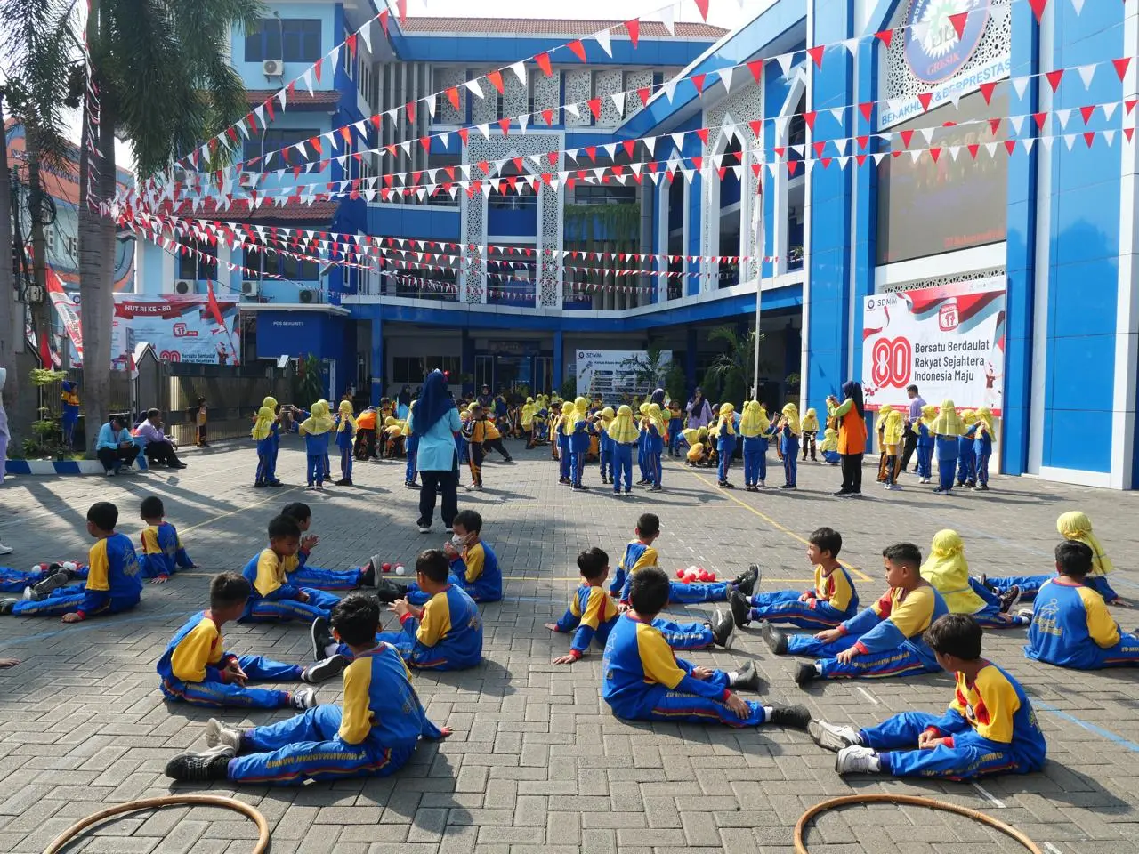 Meriahkan HUT RI, Siswa Kelas SD Muhammadiyah Manyar Tunjukkan Kekompakan dengan Lomba Estafet