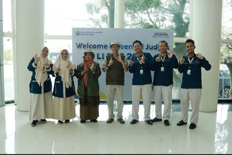 SMAMIO Gresik Ikuti Lomba Lingkungan Sekolah Sehat, Ajak Juri Senam Sehat