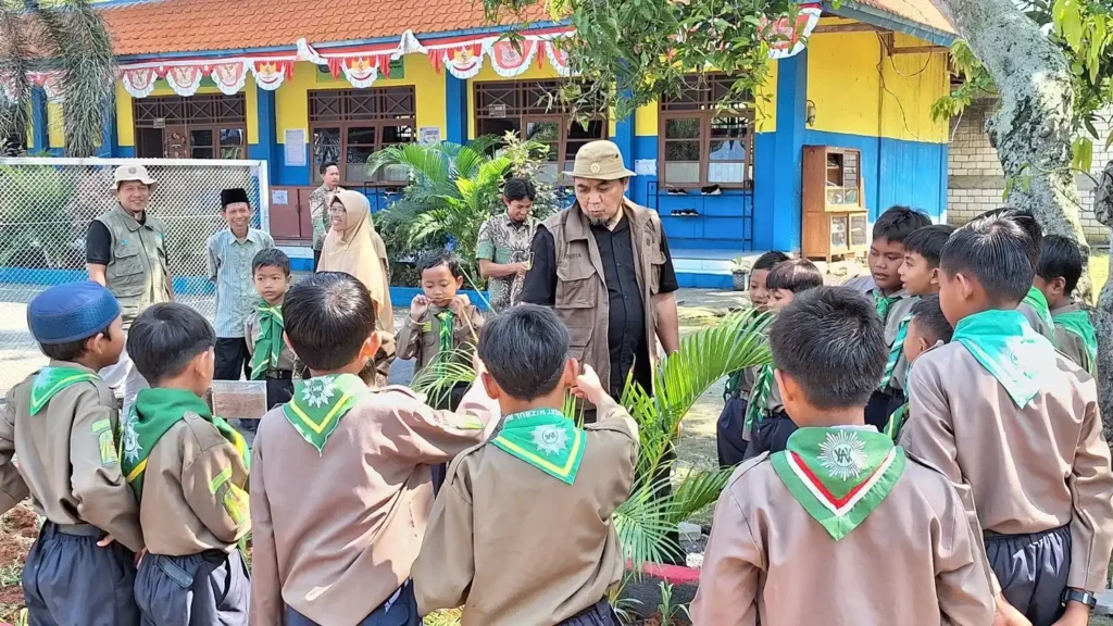 Taman Literasi hingga Piket Disiplin, MI Islamiyah Mojopetung Curi Perhatian Juri Lomba Sekolah Sehat