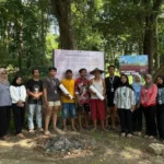 Jaga Kelestarian Lingkungan, Mahasiswa KKN UM Lamongan Gelar Pemasangan Biopori