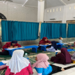 Mengaji Penuh Semangat, Mahasiswa KKN Turut Dampingi Santri Kecil di TPA PCR Gayungan