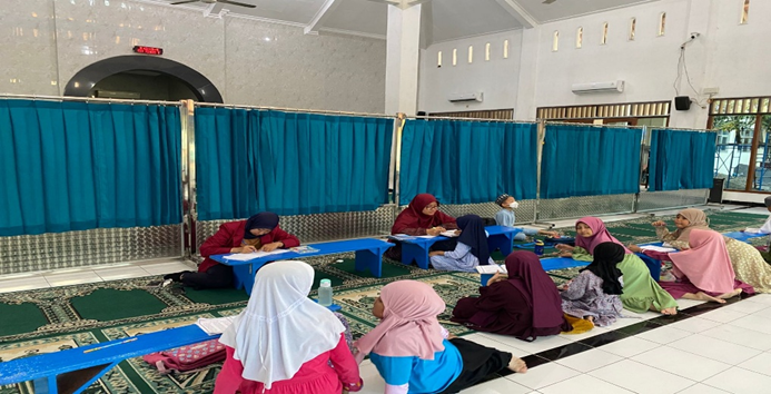 Mengaji Penuh Semangat, Mahasiswa KKN Turut Dampingi Santri Kecil di TPA PCR Gayungan