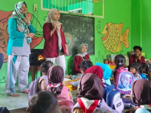 KKN Kelompok 14 UMSurabaya Selenggarakan Penyuluhan dan Pendirian Bank Sampah