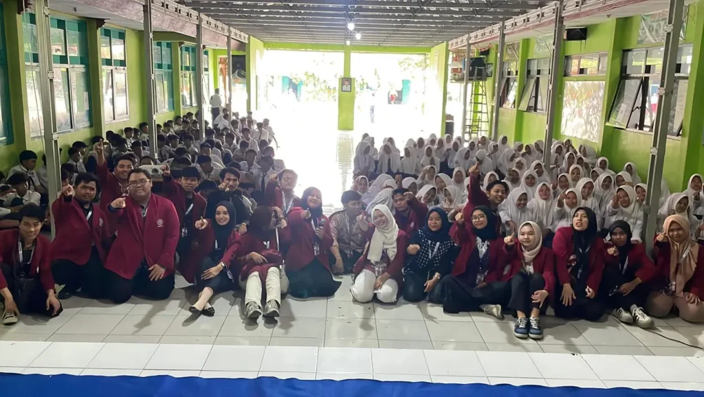 Mahasiswa KKN UMSurabaya Gelar Penyuluhan Dampak Pernikahan Dini untuk Siswa SMP di Mojowarno