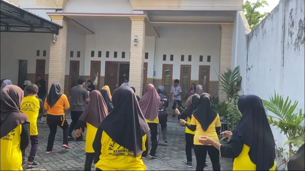 Mengikuti Senam Bersama Mahasiswa KKN UM Surabaya di Desa Kedungpari