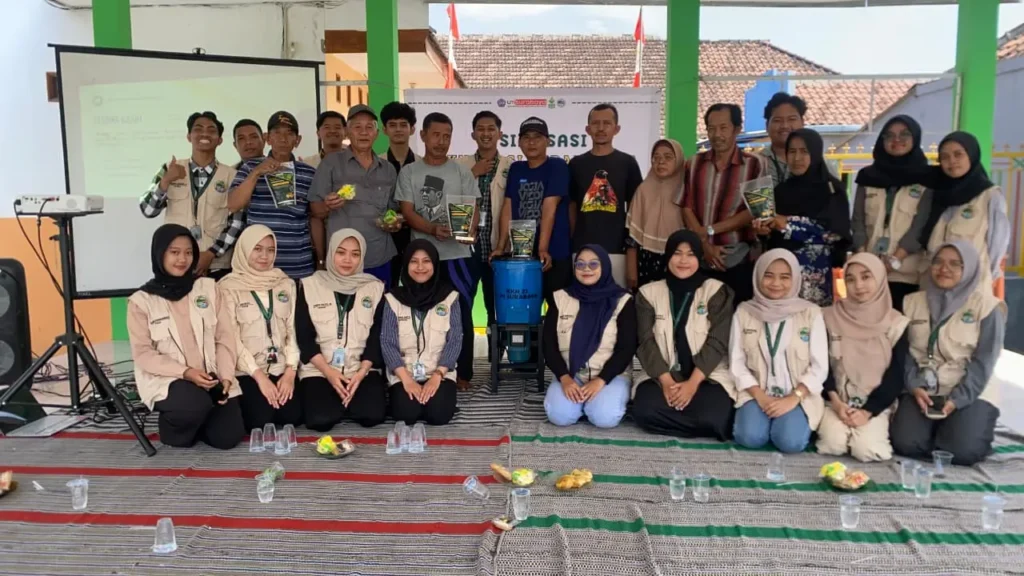 Sosialisasi Teknologi Tepat Guna Alat Penggilingan Pupuk Organik oleh Mahasiswa KKN 21 UM Surabaya