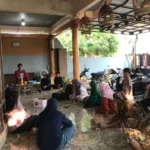 Mahasiswa KKN UM Surabaya Latih Warga Kalitengah Membuat Pupuk Organik Cair