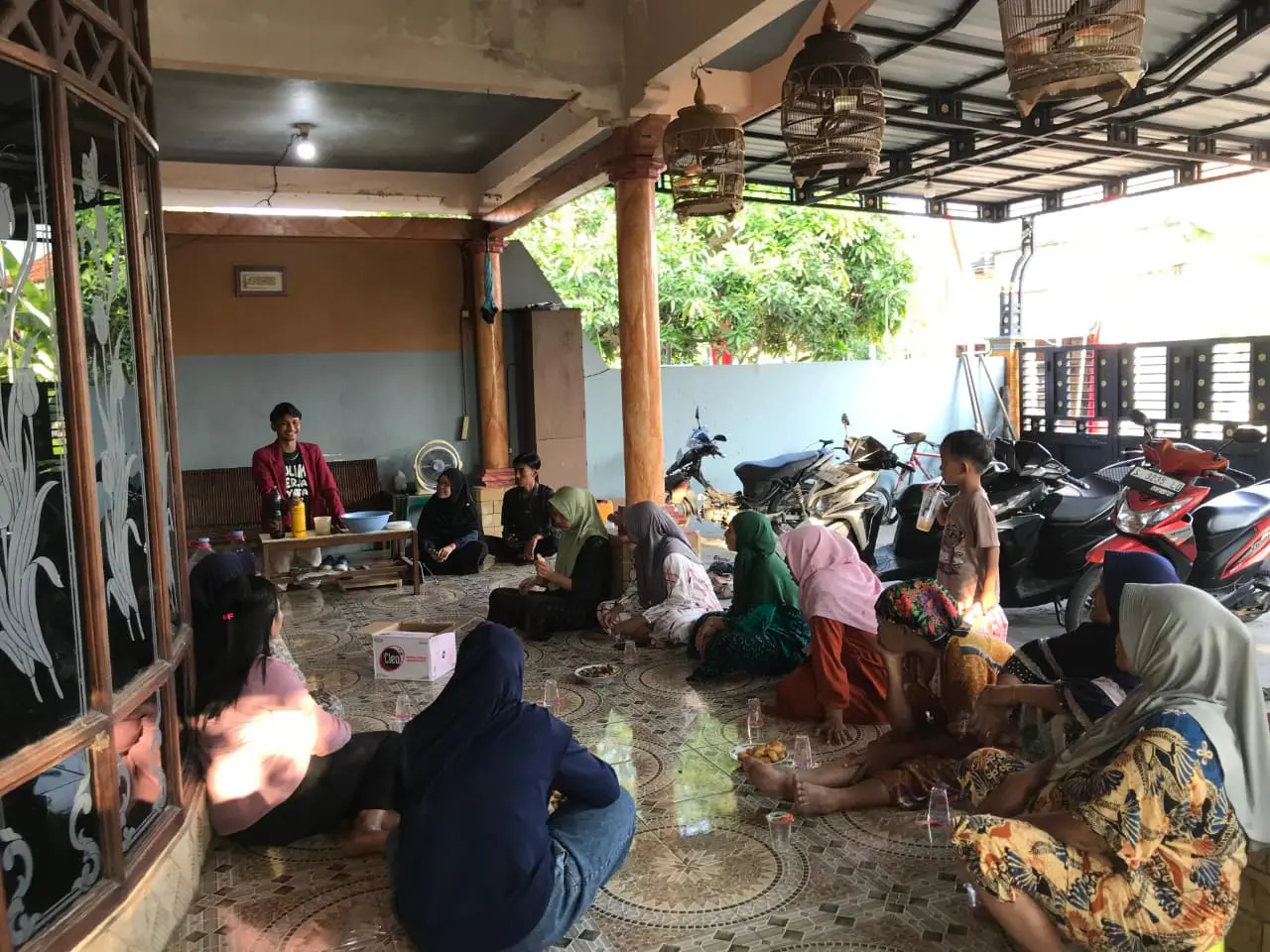 Mahasiswa KKN UM Surabaya Latih Warga Kalitengah Membuat Pupuk Organik Cair