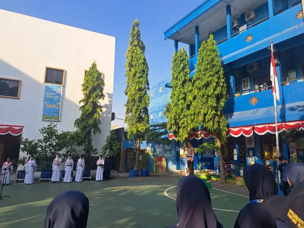 SD Ikrom Hadirkan POLRI dalam Upacara HUT ke-80 RI