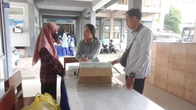 Dukung Remaja Sehat, PMR Wira SMA Muha Terima Tablet Tambah Darah dari Puskesmas Genteng Kulon