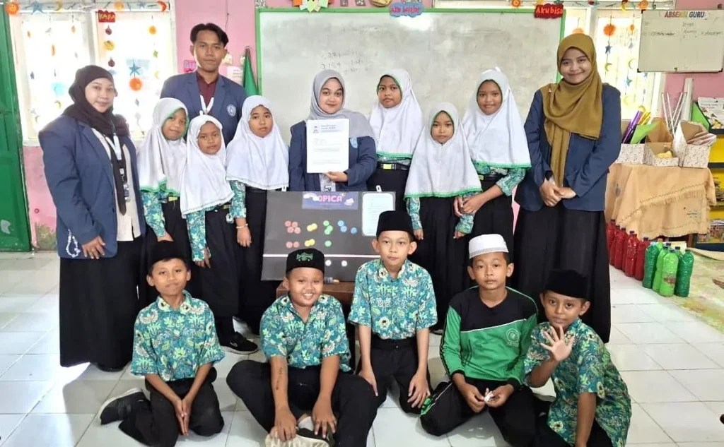 Inovatif! Mahasiswa KKN UMG Kenalkan Media Ajar OPICA di MI Islamiyah Desa Ganggang