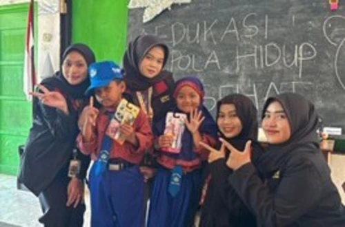 Edukasi Pola Hidup Sehat, PMM UMM Ajarkan Cara Sikat Gigi Benar di SDN 5 Pandesari