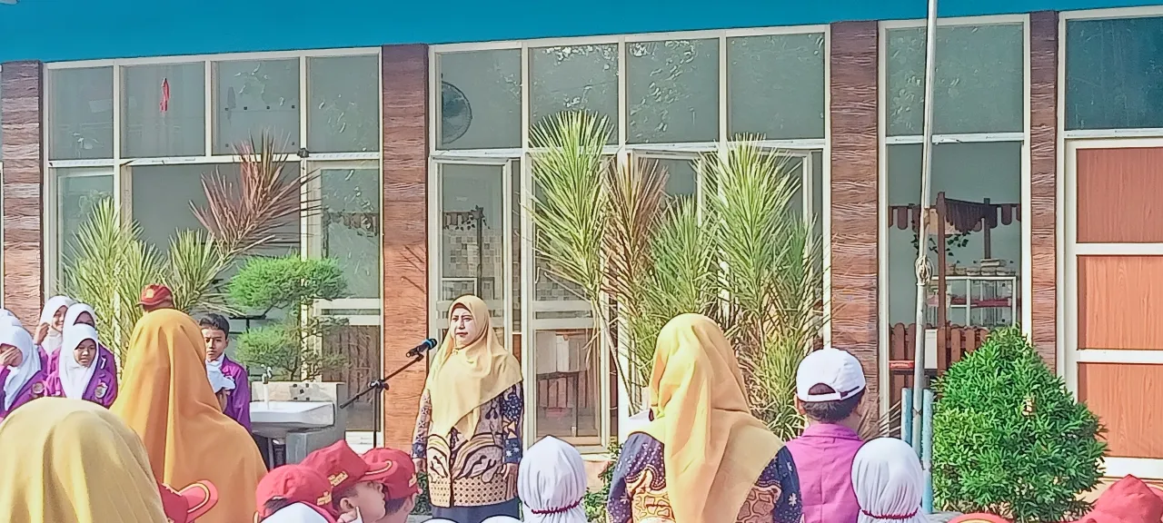 SD Muhammadiyah 1 Krian Tanamkan Semangat Nasionalisme lewat Upacara Bendera