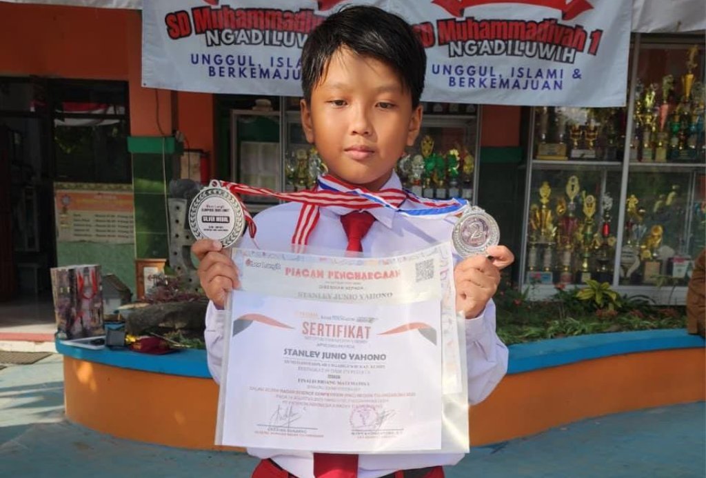 Dua Medali Perak Stanley Hiasi Upacara Bendera di SD Muhammadiyah 1 Ngadiluwih