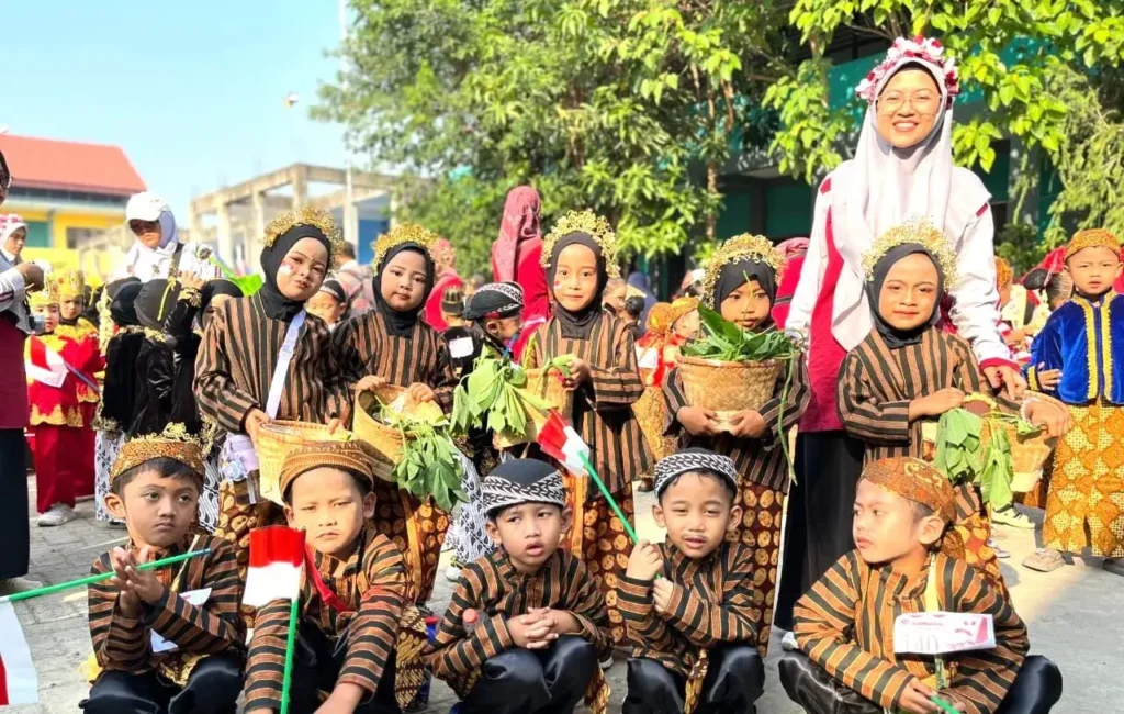 Usung Nuansa Adat Empat Daerah, Siswa TK ABA 38 Kota Baru Driyorejo Meriahkan Karnaval