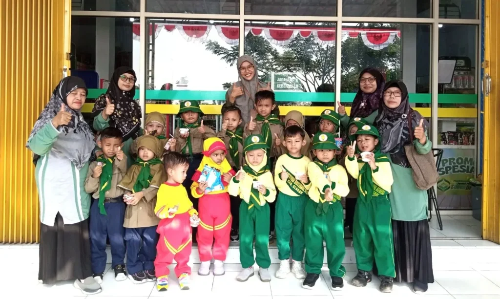 Latih Keberanian dan Ajarkan Budaya Antre, PAUD Aisyiyah Morocalan Ajak Siswa Berkunjung ke Toserba