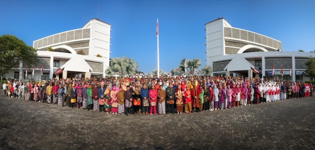 Busana Adat, Semangat Persatuan, dan Pesan Rektor UMY di HUT ke-80 RI