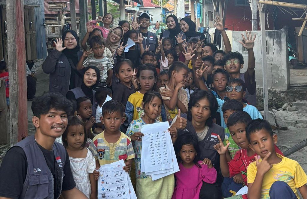 Mahasiswa UMY Dampingi Anak-anak Suku Bajo dalam Literasi dan Numerasi