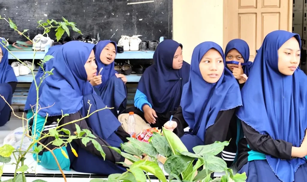 Ratusan Peserta Jalan Sehat HUT ke-80 RI di Mamsaka Harap-Harap Cemas Menanti Hadiah