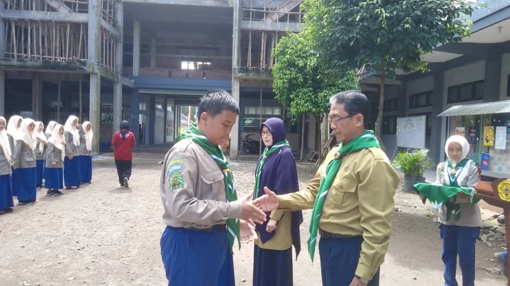 Kemah Tamu Penghela SMA Muha Genteng Ditutup dengan Pengalungan Hasduk