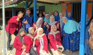 Pemeriksaan kesehatan gratis oleh mahasiswa KKN UM Surabaya. (Istimewa/PWMU.CO)