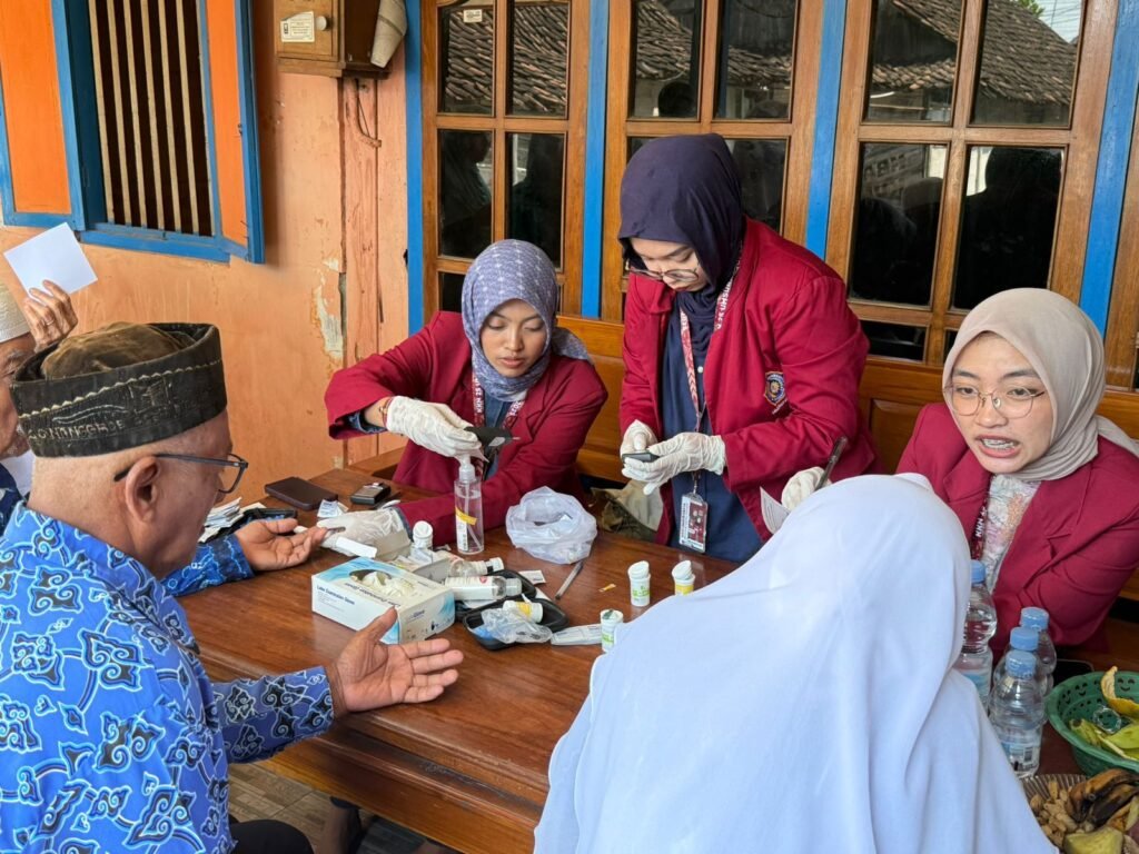 Mahasiswa KKN UMSurabaya Kelompok 25 Adakan Pemeriksaan Kesehatan Gratis Lansia