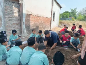 Komitmen Cinta Lingkungan, MIM 14 Prestisius Ajak Siswa Belajar Tanam Pohon