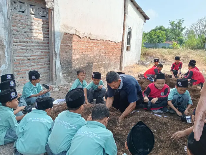 Komitmen Cinta Lingkungan, MIM 14 Prestisius Ajak Siswa Belajar Tanam Pohon