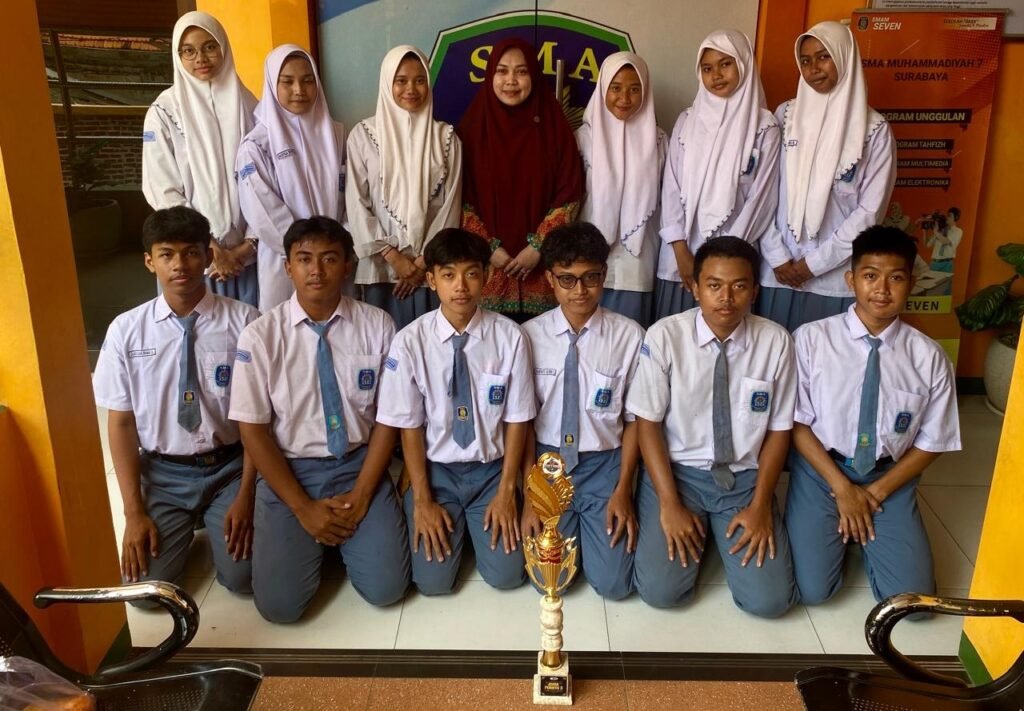 Meski Lawan Lebih Tangguh, PASMUVEN Raih Juara 3 di LKBB Step of Honor UNESA 2025